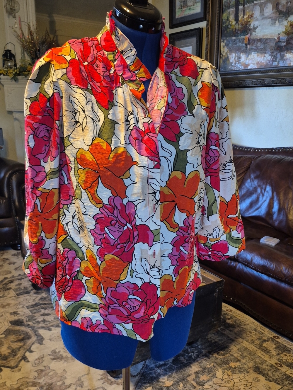 odifl Bold Floral Top with Contrasting Solid Accents is a vibran Sz. M (#1650E).